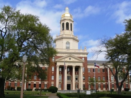 Baylor University Students Warned to Seek Shelter as Police Pursue Robbery Suspects
