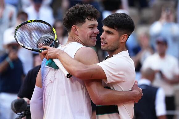 Carlos Alcaraz Shines with Sportsmanship at French Open